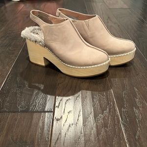 Suede platform clogs. Taupe color, size 36. Worn only once, excellent condition